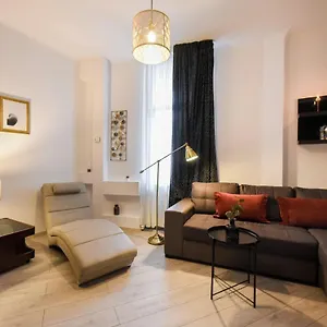 Discover Comfort: Charming & Spacious In The Old Town , Bucarest Romania